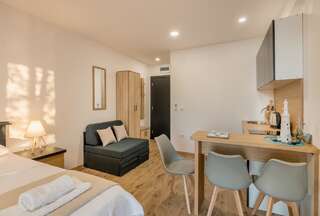 Проживание в семье SkyView apartments Кумбор Стандартный трехместный номер-студио-3